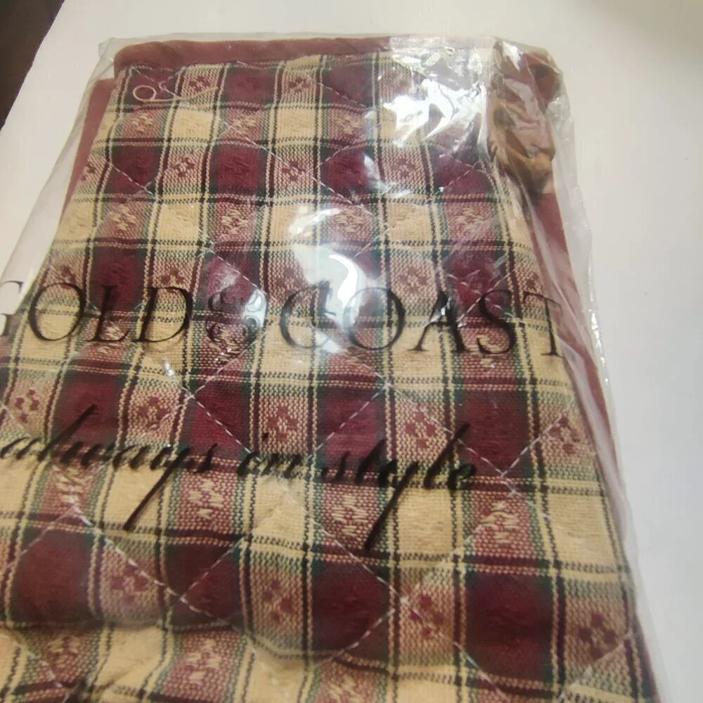 Hot-Pad Three Piece set, Sealed and Made in India. Checkered pattern in burgandy